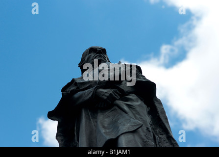 Monument à la mémoire de William Gladstone par Sir William Thorneycroft dévoilé en 1905 et situé près de St Clement Danes church à Londres Banque D'Images