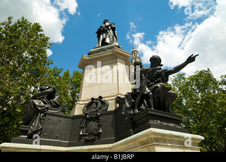 Monument à la mémoire de William Gladstone par Sir William Thorneycroft dévoilé en 1905 et situé près de St Clement Danes church à Londres Banque D'Images