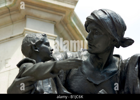 Monument à la mémoire de William Gladstone par Sir William Thorneycroft dévoilé en 1905 et situé près de St Clement Danes church à Londres Banque D'Images