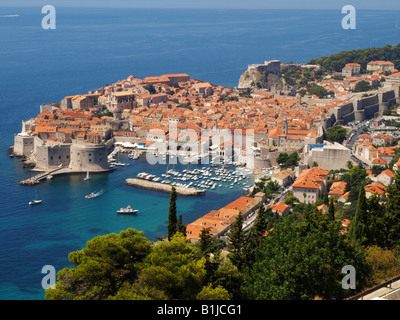 Vue sur la vieille ville historique avec port de Dubrovnik, Croatie, Dubrovnik Banque D'Images