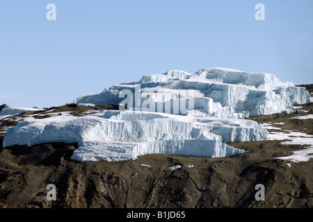 Vue aérienne de Kilimandjaro 19335.6 ft (5895 m) - Des falaises de glace spectaculaires de l'Est de la glace Banque D'Images