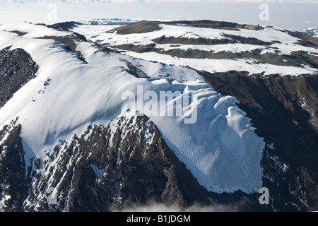 Vue aérienne de Kilimandjaro 19335ft / 5895m - Glacier Rebmann (premier plan) crête du sommet (à gauche) et plancher de cratère Banque D'Images