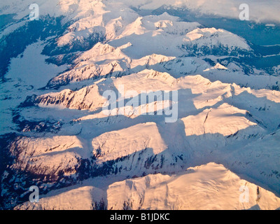 Vue aérienne de la Chugach Mountains au coucher du soleil pendant l'hiver dans le sud de l'Alaska Banque D'Images