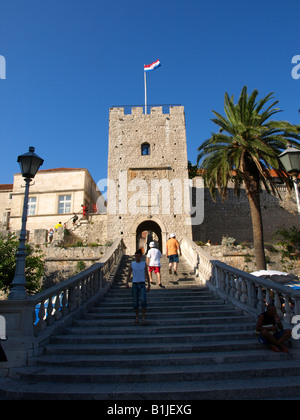 L'escalier menant à une porte de la ville de Korcula, Croatie Banque D'Images