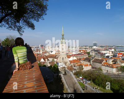 Vue depuis une plate-forme d'observation sur la ville avec la Cathédrale Saint-Martin, la Slovaquie, Bratislava Banque D'Images