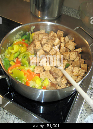 Tofu et légumes en casserole Banque D'Images