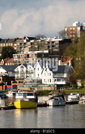 Bateaux sur la Tamise avec des maisons et appartements dans l'arrière-plan, Richmond, Surrey, Angleterre Banque D'Images