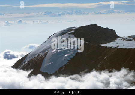 Vue aérienne de Kilimandjaro 19335 ft / 5895 m - Arête sommitale avec Rebmann Glacier au premier plan Banque D'Images