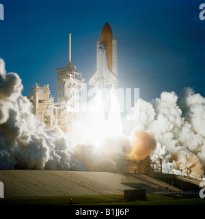 La navette spatiale Endeavour Blast Off Banque D'Images