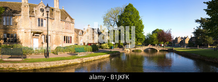 Une vue panoramique de tôt le matin sur la rivière Windrush qui traverse le village de Bourton on the Water, dans les Cotswolds, Gloucestershire, Royaume-Uni Banque D'Images