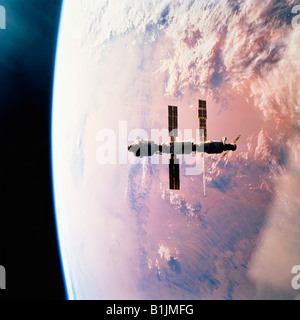 Station spatiale internationale en orbite autour de la terre au-dessus du désert du Sahara Banque D'Images