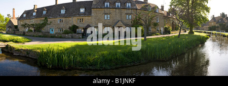 Une vue panoramique de tôt le matin dans le village de Cotswold de Lower Slaughter, Gloucestershire Banque D'Images