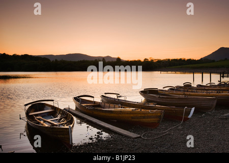 Derwent Water Sunset nuit chute lentement sur les bateaux sur le lac, 'le Lake District' Cumbria England UK Banque D'Images