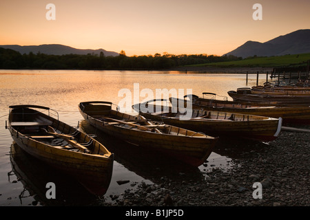 Derwent Water Sunset nuit chute lentement sur les bateaux sur le lac, 'le Lake District' Cumbria England UK Banque D'Images