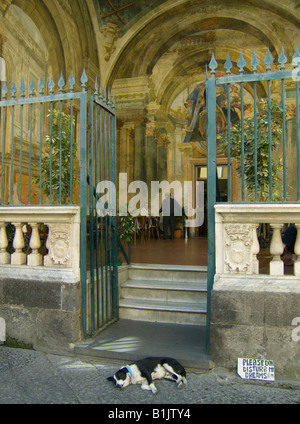 Le groupe de travail mens club à Sorrente, près de Naples, Italie, est dans un palais Renaissance décoré de fresques élaborées Banque D'Images