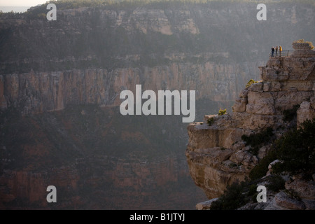 Les touristes donnent sur le Grand Canyon depuis un point de vue sur la rive nord. Banque D'Images