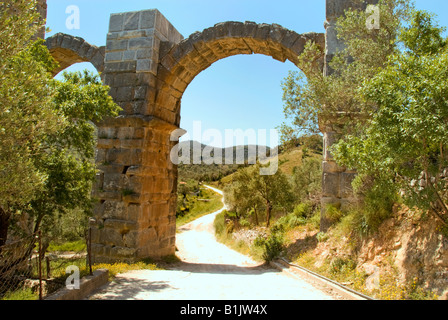 Ancien aqueduc romain dans une vallée pittoresque en Grèce Banque D'Images