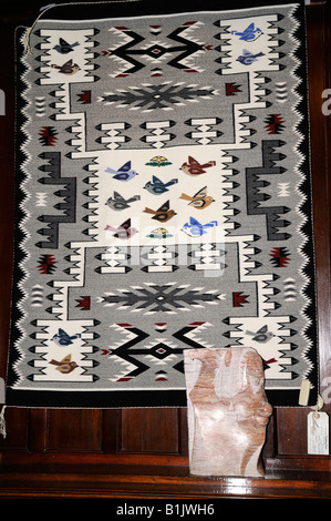 Tapis tissés Navajo dans les dessins traditionnels à Cameron Trading Post Arizona USA Banque D'Images