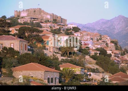 Vue sur le village grec de Molyvos sur l'île de Lesbos Banque D'Images