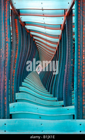 Forme géométrique des poutres en acier torsadé de tunnel menant à un œil à l'aide de manipulation numérique. Banque D'Images