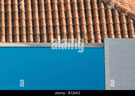 Fond d'une piscine et toits de tuile Banque D'Images