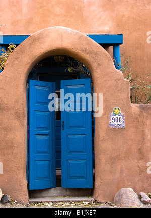 Une porte le long Canyon Road dans le quartier des arts de Santa Fe, Nouveau Mexique Banque D'Images