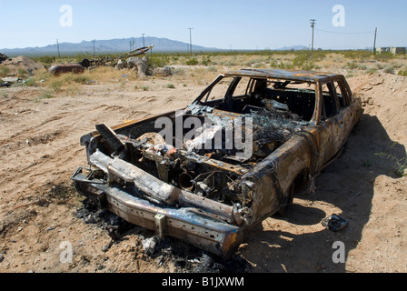 Voiture brûlée, désert de Mojave, près de Essex, Californie, USA. Banque D'Images