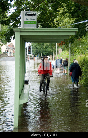 Déterminé de personnes continuent de leur journée comme de l'eau inondation Osney Mead Oxford invoque le 25 juillet 2007 Banque D'Images