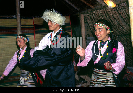 Le Népal Pokhara la troupe de danse folklorique de la culture d'effectuer en costumes traditionnels Banque D'Images