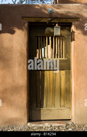 Un classique le long de la porte d'adobe Canyon Road à Santa Fe, Nouveau Mexique. Banque D'Images