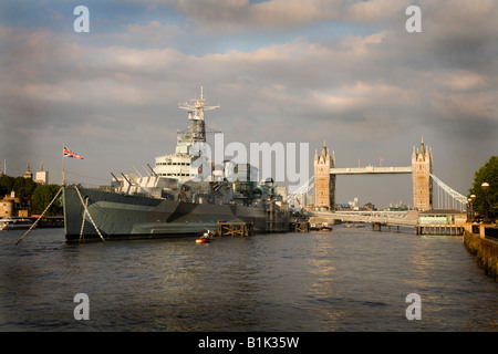 Le HMS Belfast près de Tower Bridge Londres Banque D'Images