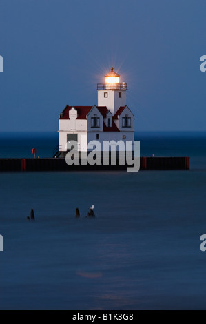 Kewaunee Pierhead phare au crépuscule sur le lac Michigan Kewaunee au Wisconsin Banque D'Images