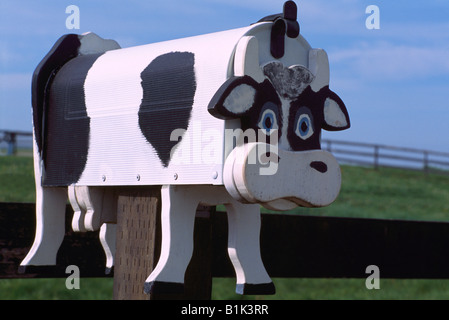 L'Art Populaire artistique lunatique inhabituelle de la boîte aux lettres de vache Banque D'Images