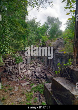 Les ruines et la végétation de la jungle au temple Beng Mealea, Cambodge Banque D'Images