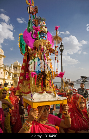 Les femmes du Rajasthan des effigies de Shiva et Parvati au FESTIVAL GANGUR ou MEWAR FESTIVAL À UDAIPUR RAJASTHAN INDE Banque D'Images