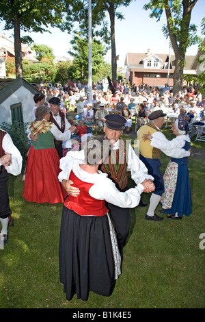 Les couples âgés effectuent des danses folkloriques en costumes traditionnels Banque D'Images