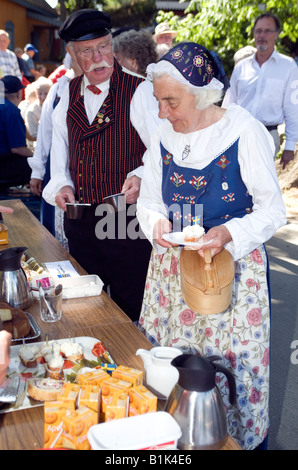 Couple de personnes âgées en robe folk traditionnel servant eux-mêmes à l'air libre à l'île en partie Öckerö Bohuslan ouest de la Suède Banque D'Images