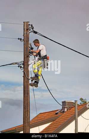 Les lignes sur les réparations électricien poteau électrique après une tempête dans une banlieue de Göteborg Suède Juin 2008 Banque D'Images