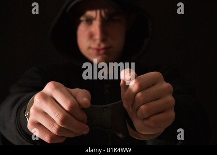 Des jeunes portant des menottes hoody noir Banque D'Images