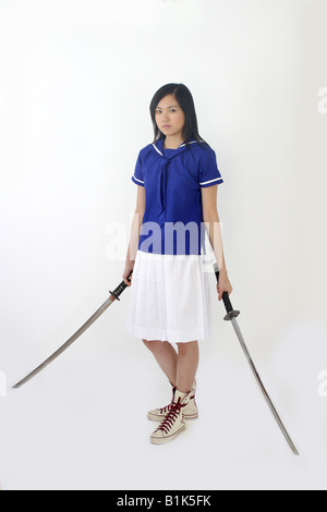 Fille femme japon japnese épée killer kill bill couteau assassin school uniform crime jeune guerrier Bushido Banque D'Images