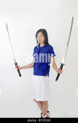 Fille femme japon japnese épée killer kill bill couteau assassin school uniform crime jeune guerrier Bushido Banque D'Images