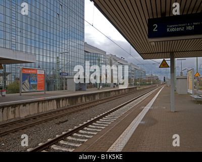 Train-train vide derrière le bureau de la plate-forme commune à la gare de Niederrad de Francfort am Main Allemagne Banque D'Images
