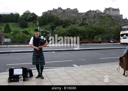 Cornemuse jouant dans Princes street, Édimbourg Banque D'Images