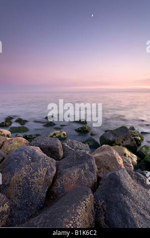 Beau Soleil rose à Hurst spit près de Keyhaven dans le Hampshire, en Angleterre. Banque D'Images