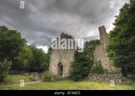 Ciel dramatique sur les vestiges d'une église. Banque D'Images