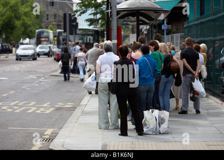 Personnes en attente à un arrêt d'autobus au cours Samedi shopping belfast Irlande du Nord Banque D'Images