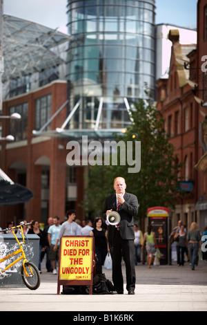 Prédicateur fondamentaliste chrétien avec haut-parleur sur l'après-midi ensoleillée en face de la Place Victoria au principal quartier commerçant de Belfast Banque D'Images