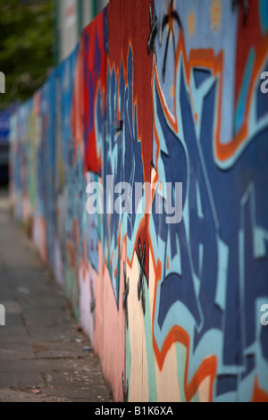 Mur de graffiti tag art peint sur le panneau publicitaire en bois dans le centre-ville de Belfast en Irlande du Nord Banque D'Images