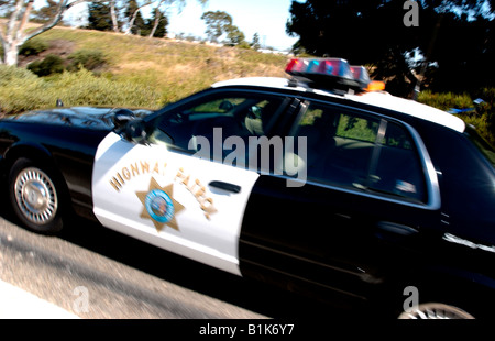 Voiture de patrouille routière sur autoroute, Californie Banque D'Images