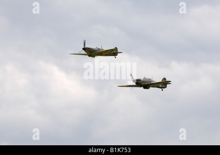 Hawker Hurricane et Supermarine Spitfire Mk1X PRX 19 Battle of Britain Memorial Flight Kemble Air Show 2008 Banque D'Images